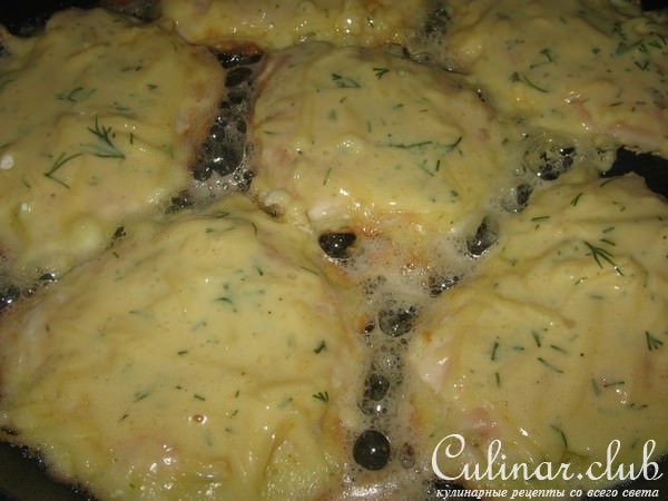 Куриная отбивная с сыром в кляре. 