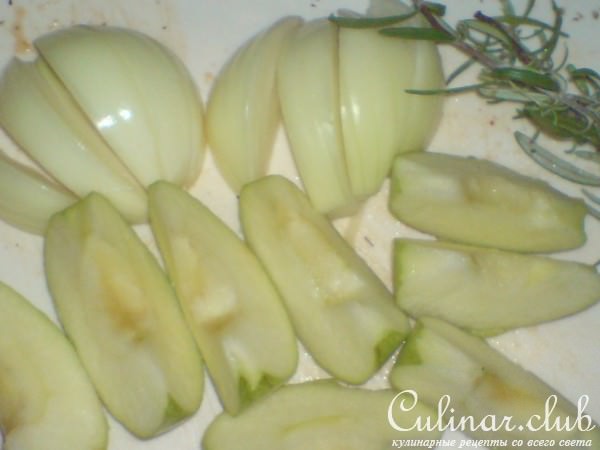 Голень индейки под яблочно-луковым соусом