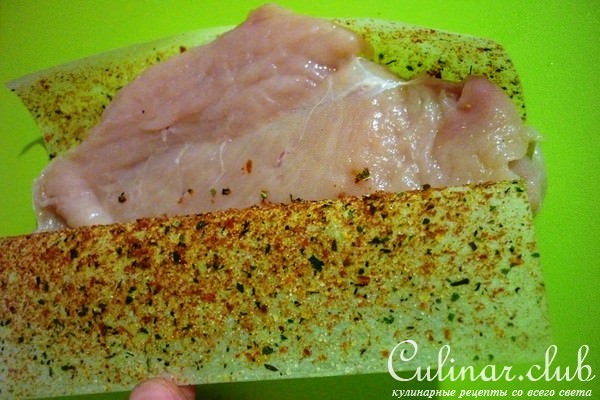 Нежная курочка по-итальянски с морковью и зеленым горошком в молочно-сливочном соусе