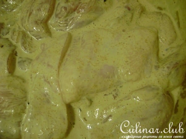 Пикантная курочка в хрустящей панировке с соусом.