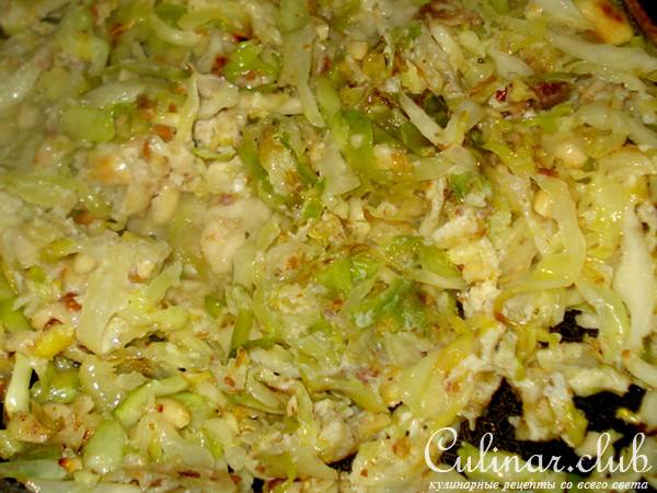 Куриное филе с арахисом на зеленой подушке