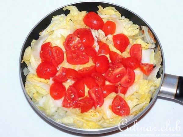 Жареная пекинская капуста с помидорами и с куриной грудкой 