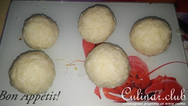 Нежная курочка с помидором и каперсами и рисовые крокеты с моцареллой и креветками.