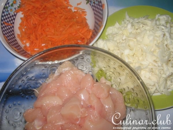Жаркое в горшочке из курицы и капусты.