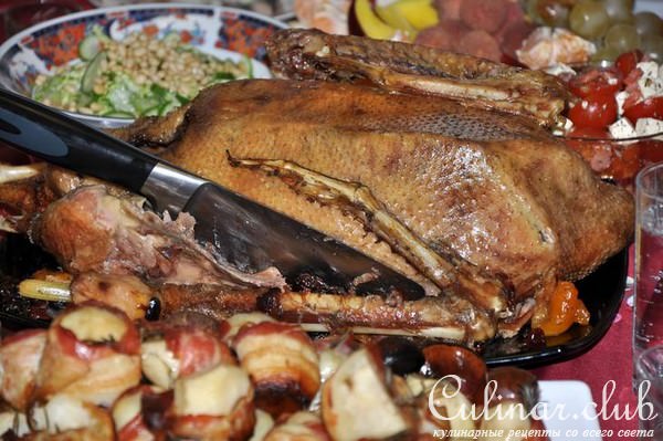 Гусь, водоплавающий в рассоле, запеченный с вкусной начинкой