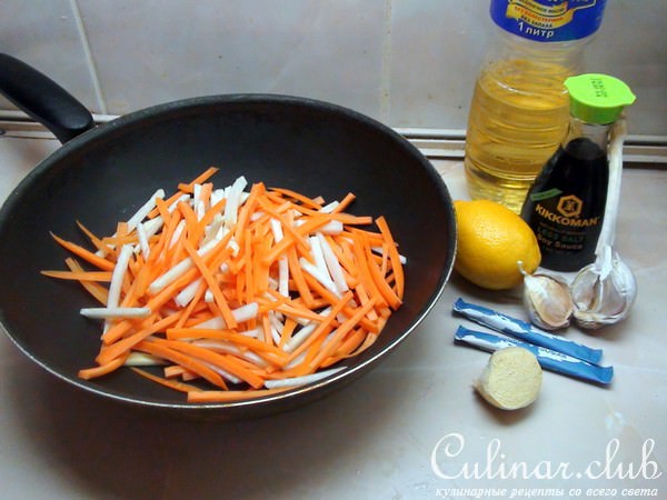 Жареная курочка в цитрусовом маринаде с овощными палочками на гарнир.