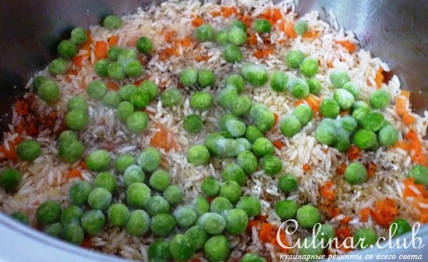 Курица по-купечески в горшочке с рисом и зеленым горошком 