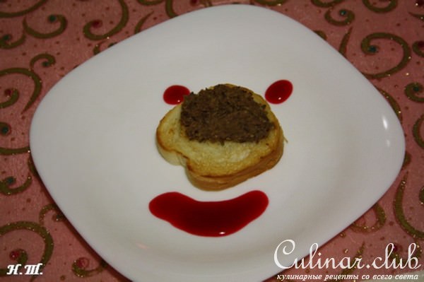 Курица запеченная с грецкими орехами и печенью.