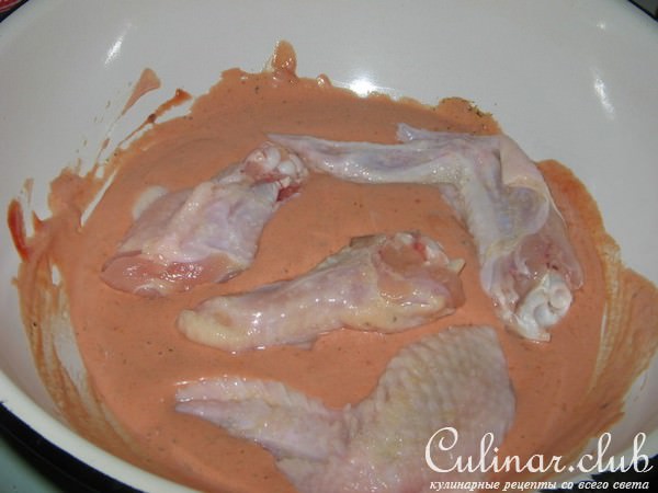 Крылышки куриные в розовом соусе.