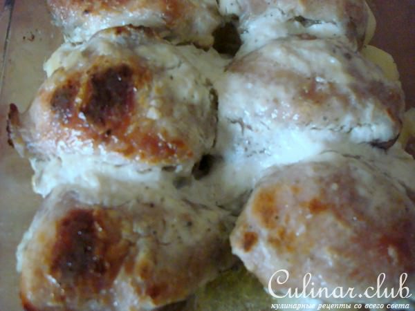 курица, запеченая с картофелем под сметанно-луковым соусом