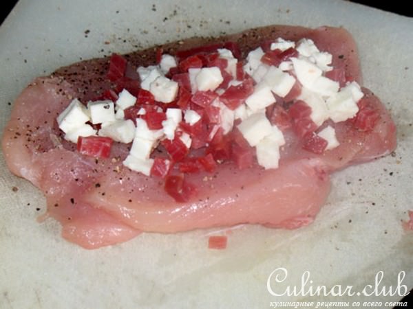 Куриная грудка с сырной начинкой в шубке из цуккини
