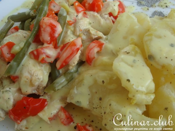 Грудинка индейки с овощами и соусом из творожного сыра (диетично, все на пару).