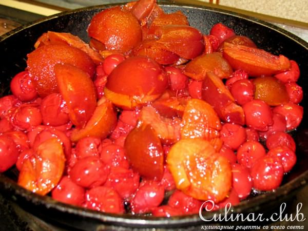 Курица с ореховой начинкой и сливово-вишнёвым соусом