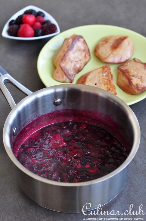 Цыпленок coquelet фаршированный чоризо, фасолью и каперсами, и фуа гра с ягодным соусом
