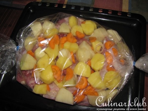 Кура с картофелем и морковью в рукаве