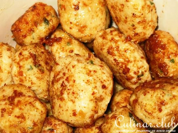 Куриные фрикадельки с сыром под сливочным соусом