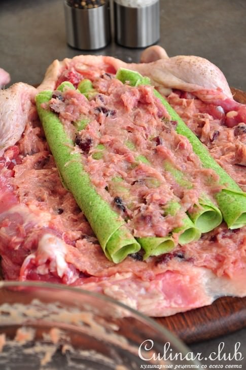 Утка по - царски, фаршированная блинами и клюквой 