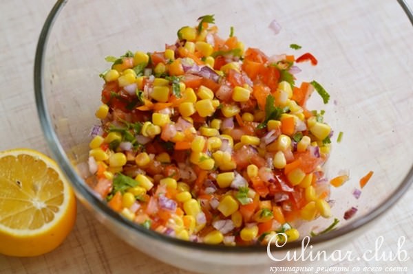Куриное филе с овощной сальсой.