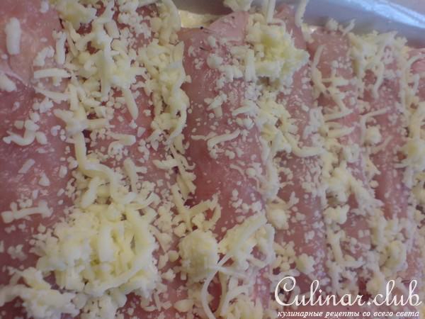 Рулетики из куриной грудки в сырном соусе