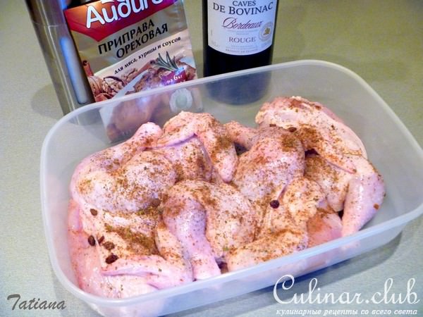 Цыплята в красном вине с изюмом и орешками