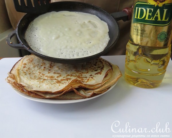 Золотая курочка, фаршированная сырными роллами из блинов