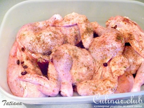 Цыплята в красном вине с изюмом и орешками