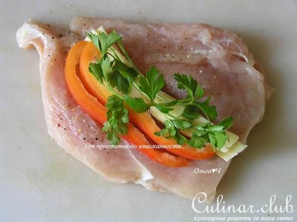 Рулет из курицы со сладким перцем