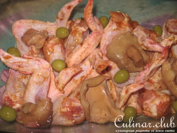Куриные крылышки в соусе и с картошечкой фри...