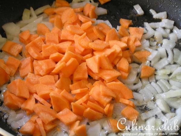 Куриные бедра с кабачком, морковью и базиликом