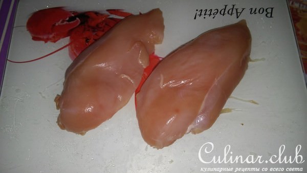Нежная курочка с помидором и каперсами и рисовые крокеты с моцареллой и креветками.