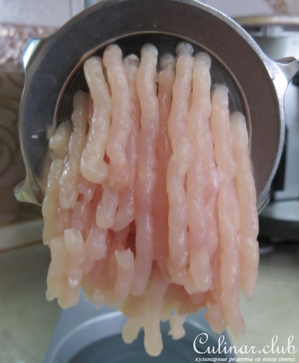 Золотая курочка, фаршированная сырными роллами из блинов