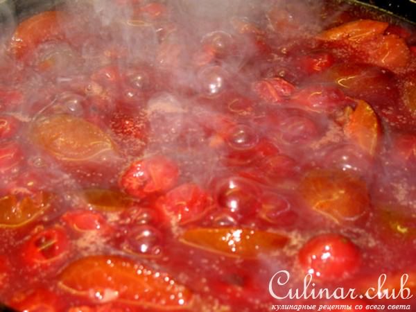 Курица с ореховой начинкой и сливово-вишнёвым соусом