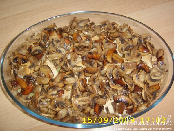 Куриная грудинка на картофельной подушке и под грибным покрывалом