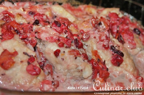 Куриные грудки с крыжовником и смородиной.