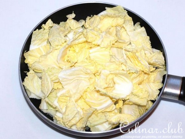 Жареная пекинская капуста с помидорами и с куриной грудкой 