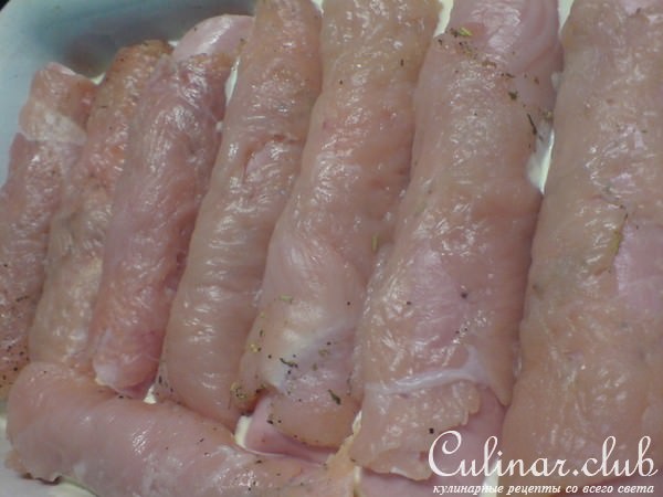 Рулетики из куриной грудки в сырном соусе