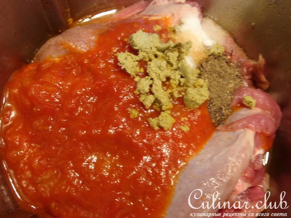 Курица или индейка тушеная с красным болг.перцем и том.соусом "tomate frito".