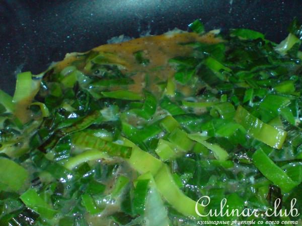 Куриные окорочка,фаршированные пореем и яйцом