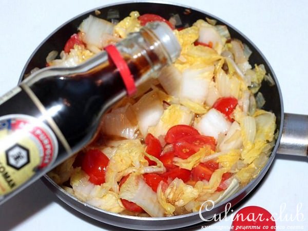 Жареная пекинская капуста с помидорами и с куриной грудкой 