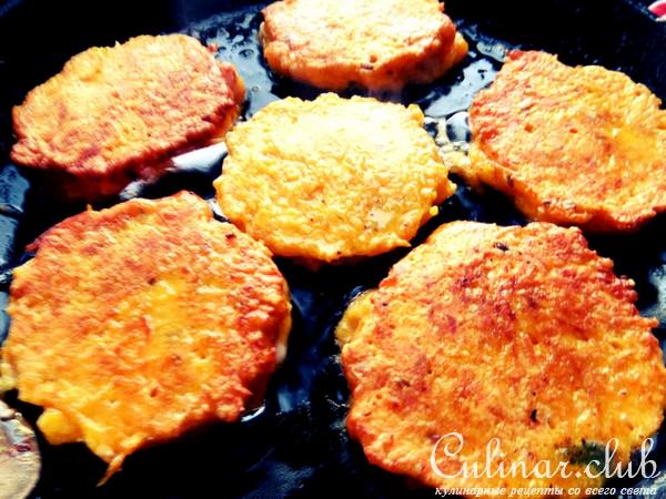 Тыквенные драники с пармезаном к курочке 