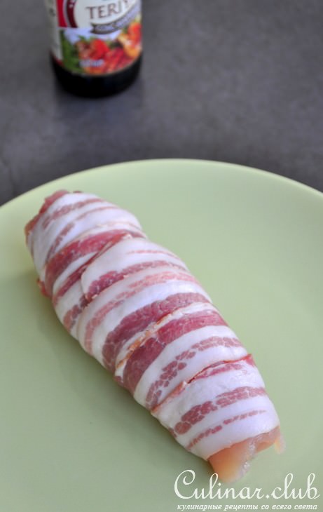 Куриные рулеты с голубым сыром в беконе