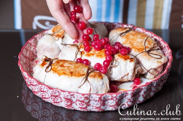 Куриные рулеты с красной смородиной и лесными грибами