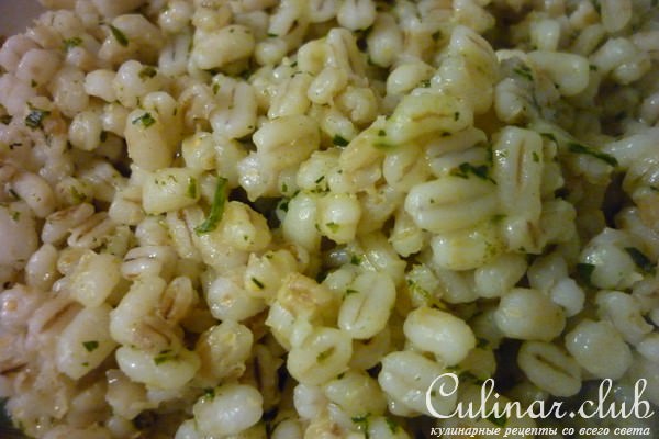 Нежная курица с чесноком и травами,с пикантной перловкой и карамелизированными сливами