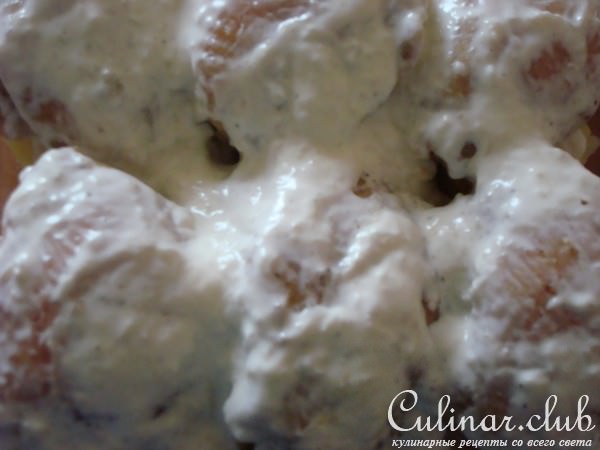 курица, запеченая с картофелем под сметанно-луковым соусом