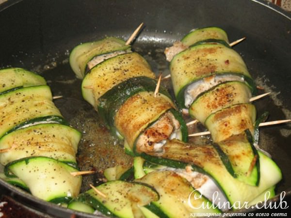 Куриная грудка с сырной начинкой в шубке из цуккини
