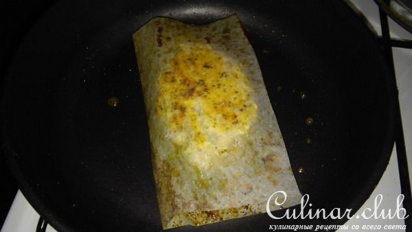 Нежная курочка с помидором и каперсами и рисовые крокеты с моцареллой и креветками.