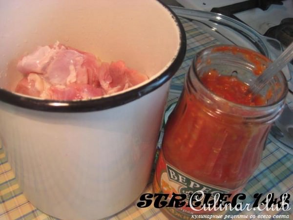 Куриное филе с соусом из оливок, каперсов и анчоусов.
