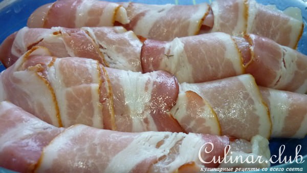 Куриные грудки в беконе,запеченые под пикантным соусом