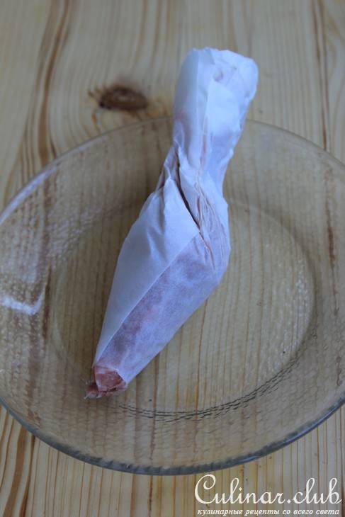 Куриные грудки, фаршированные телячьей колбасой и фисташками, под брусничным соусом