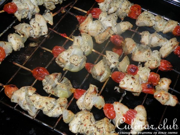 Куриный шашлык в мятном йогурте и картофельными башенками.